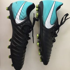 Nike Womens Tiempo Soccer Cleats 8M